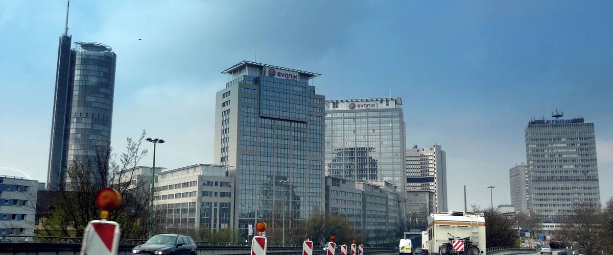 Essen 2010-04-12 – Skyline von der A40 aus