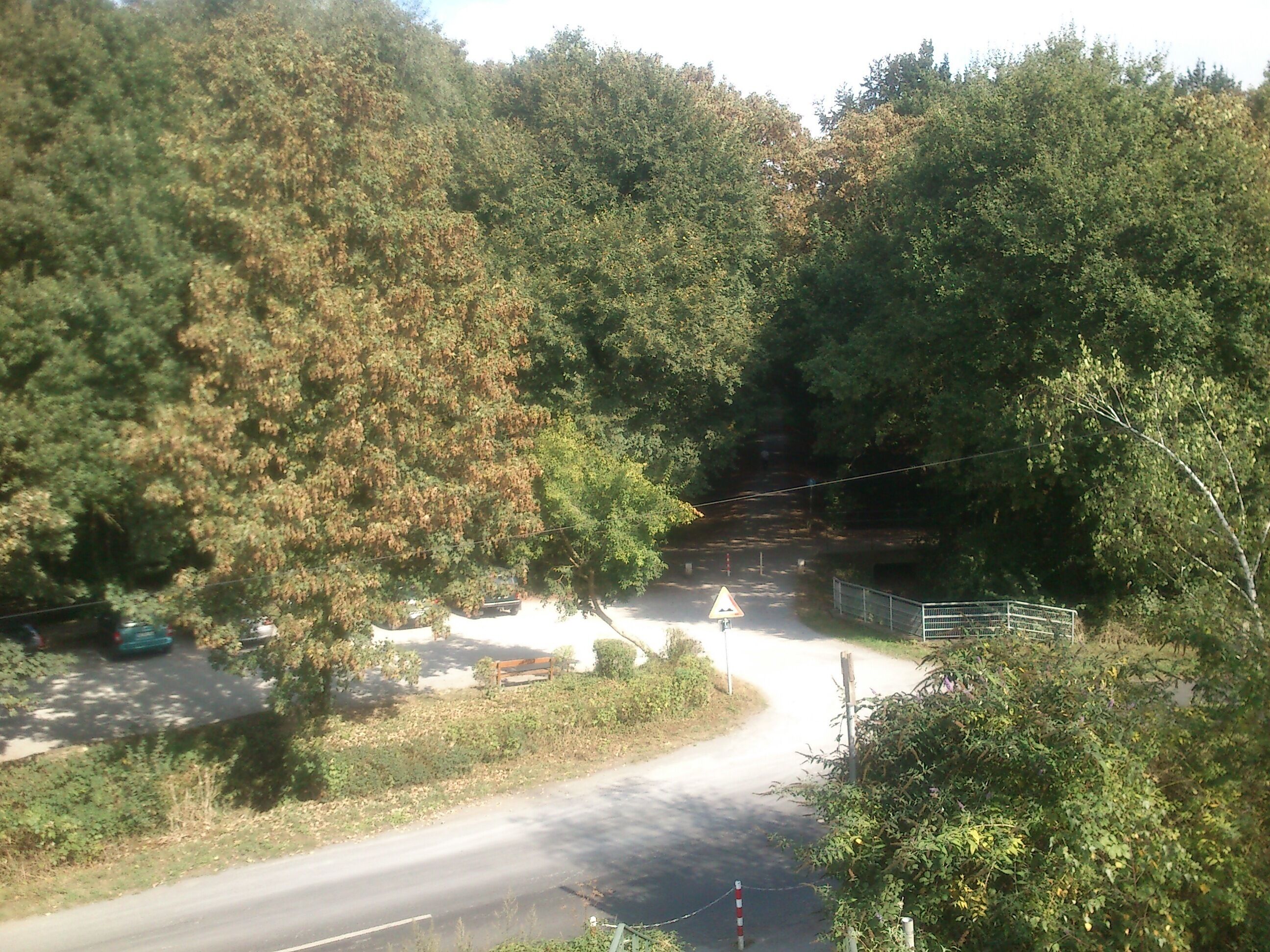 Blick von der alten Fussgängerbrücke Eller auf den Eingang LSG Eller Forst Kikweg-Parkplatz Am Kleinforst
