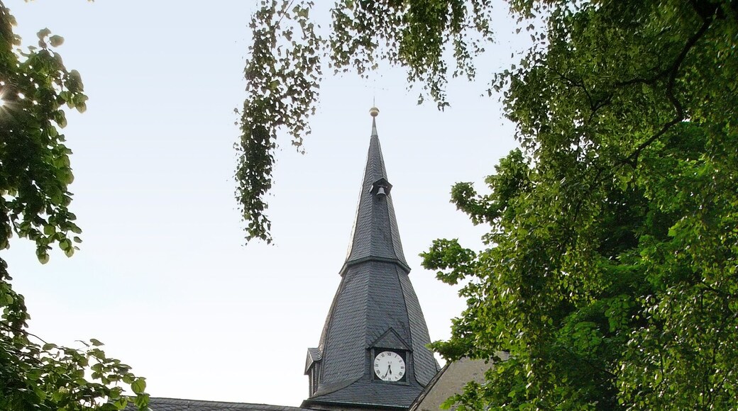 Romanische Kirche und alter Friedhof in Reelkirchen, Ortsteil von Blomberg, Germany