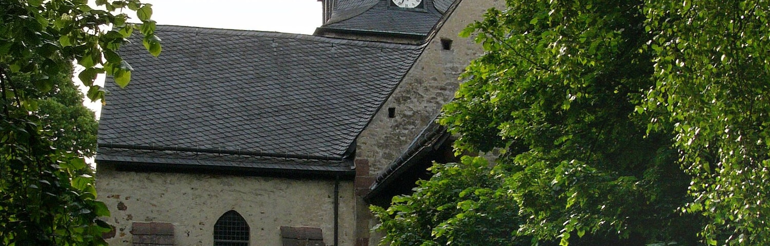 Romanische Kirche und alter Friedhof in Reelkirchen, Ortsteil von Blomberg, Germany