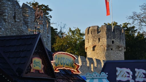 Mauer um die Burgkirche zur Zeit des Rotweinfestes