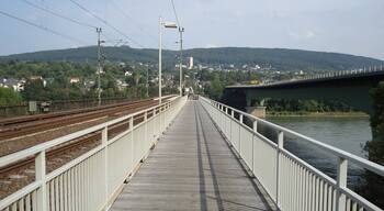 Horchheimer Eisenbahnbrücke, Fußweg