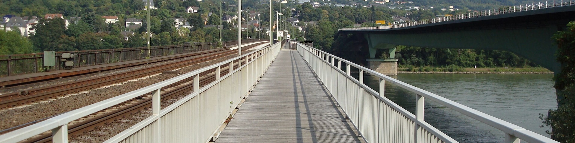 Horchheimer Eisenbahnbrücke, Fußweg