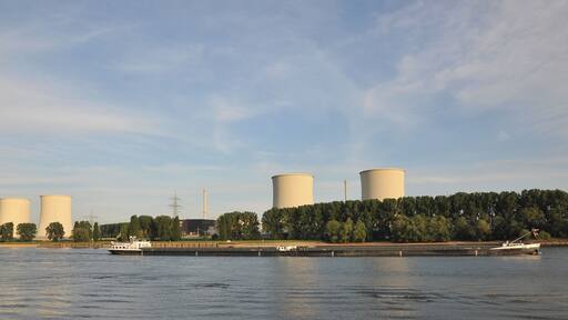 Atomkraftwerk Biblis, Aufnahme vom linken Rheinufer, im Vordergrund Schiffsverkehr auf dem Rhein