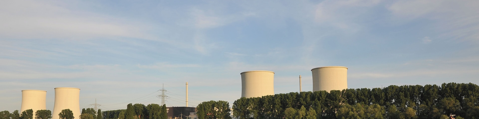 Atomkraftwerk Biblis, Aufnahme vom linken Rheinufer, im Vordergrund Schiffsverkehr auf dem Rhein