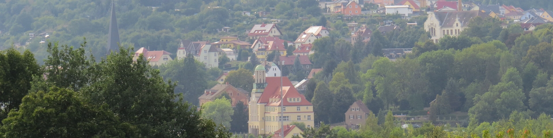 Blick vom Dach des Real-Supermarktes in Richtung Freital-Döhlen, im Bild das ehemalige Rathaus (jetzt WGF-Unternehmenssitz) und die Wilhelmine-Reichard-Schule.