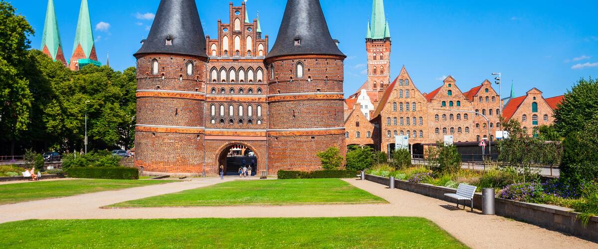 Ein historisches Backsteingebäude mit mehreren Türmen und einem zentralen Turm.