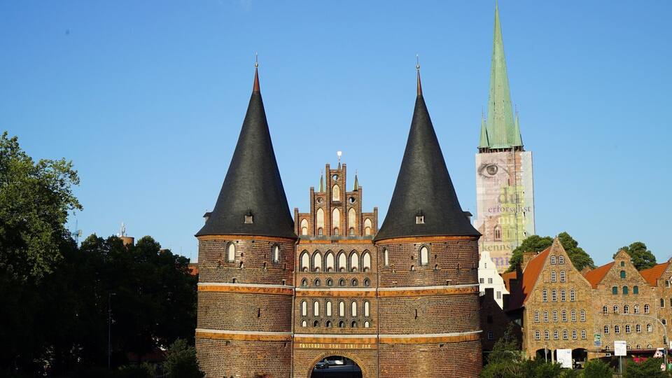 This is an amazing building. When approaching it, it looks 2 dimensional. Fascinating.