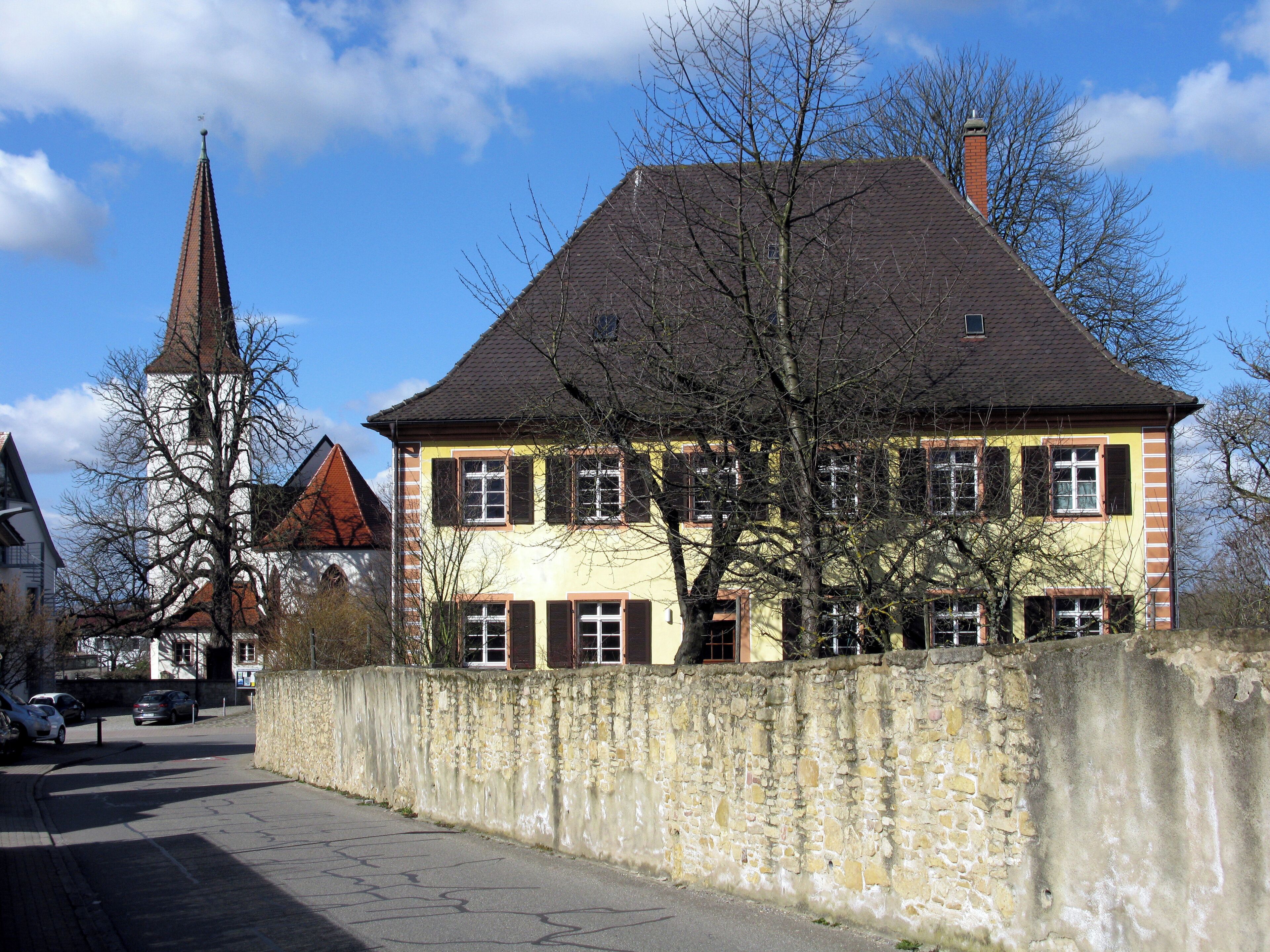 Evangelische Kirche von Schallstadt-Wolfenweiler mit Pfarrhaus