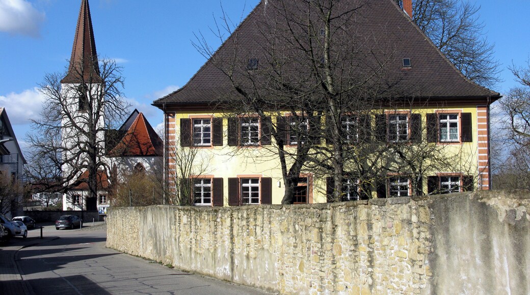 Evangelische Kirche von Schallstadt-Wolfenweiler mit Pfarrhaus