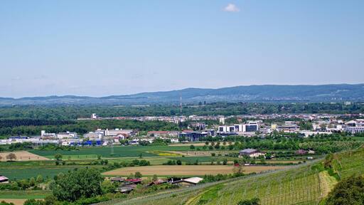 Blick von Ebringen auf das Gewerbegebiet Freiburg Haid
