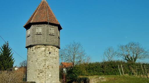 Allenberg-Turm bei Rรผdern: Lusthรคuschen, 1575 vom Esslinger Armenkasten in Form einen Turmes erbaut, wie es der Stadtamtmann Jos Burckhardt 1568 in seinem Testament verfรผgt hatte.
