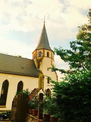 Piccola ma adorabile chiesetta immersa nel verde di un idilliaco paesino.