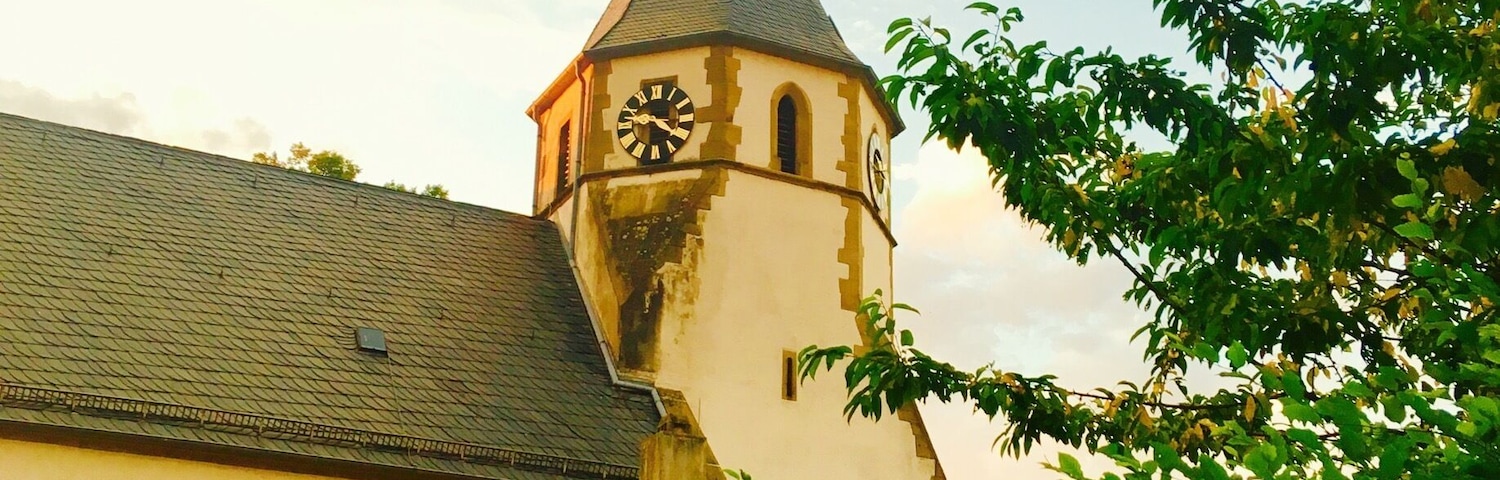 Piccola ma adorabile chiesetta immersa nel verde di un idilliaco paesino.