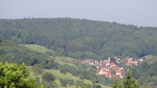 Der Rabengrundkopf und das Dorf Hohl von Daxberg aus gesehen.