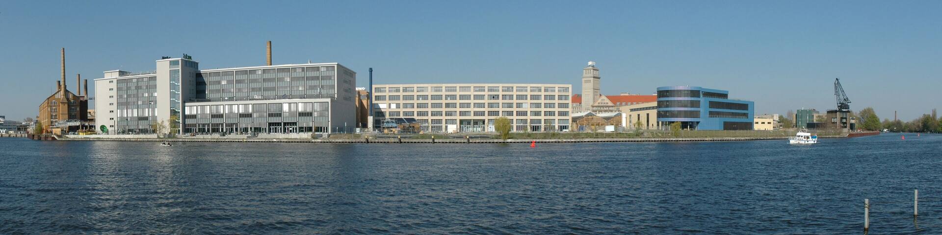 Blick vom linken Spreeufer auf den Campus der Hochschule für Technik und Wirtschaft in Oberschöneweide, Berlin. Panorama aus fünf Originalphotos.