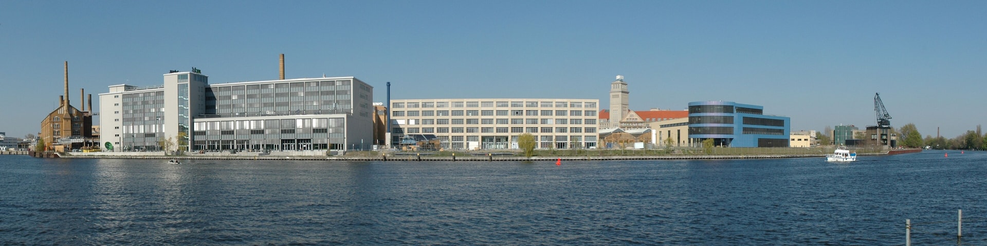 Blick vom linken Spreeufer auf den Campus der Hochschule fĂŒr Technik und Wirtschaft in Oberschöneweide, Berlin. Panorama aus fĂŒnf Originalphotos.
