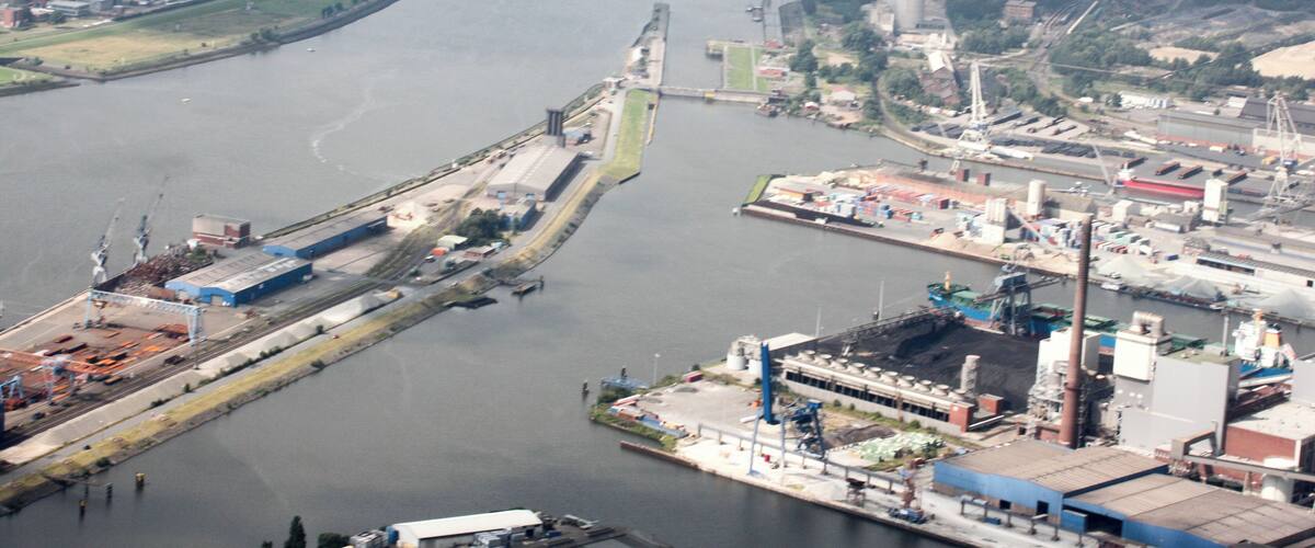 Lufbilder Bremen: Altstadt, Teerhof, Hauptbahnhof, Rablinghausen, Häfen (identische Bildbeschreibung für File:2012-08-08-fotoflug-bremen zweiter flug 0886.JPG bis File:2012-08-08-fotoflug-bremen zweiter flug 1005.JPG; alle mit GPS-Koordinaten