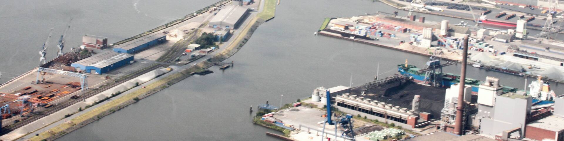 Lufbilder Bremen: Altstadt, Teerhof, Hauptbahnhof, Rablinghausen, HĂ€fen (identische Bildbeschreibung fĂŒr File:2012-08-08-fotoflug-bremen zweiter flug 0886.JPG bis File:2012-08-08-fotoflug-bremen zweiter flug 1005.JPG; alle mit GPS-Koordinaten