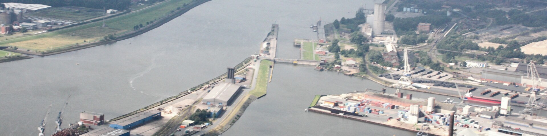 Lufbilder Bremen: Altstadt, Teerhof, Hauptbahnhof, Rablinghausen, Häfen (identische Bildbeschreibung für File:2012-08-08-fotoflug-bremen zweiter flug 0886.JPG bis File:2012-08-08-fotoflug-bremen zweiter flug 1005.JPG; alle mit GPS-Koordinaten