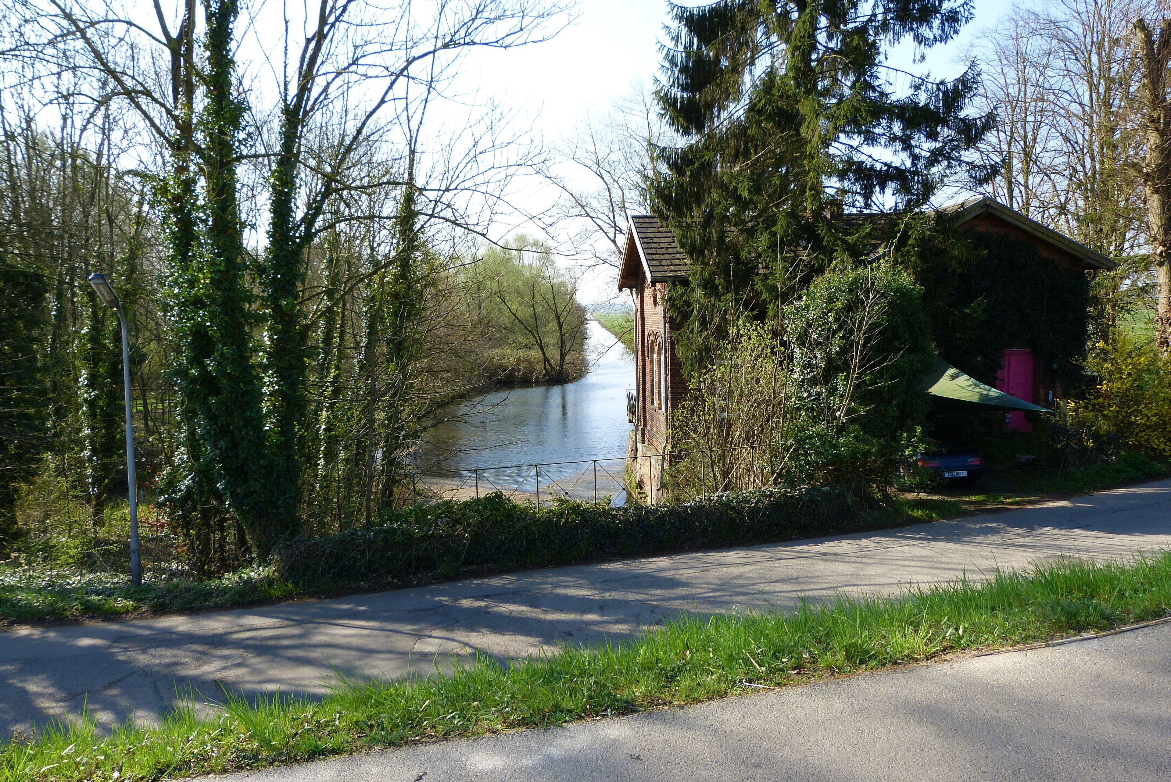 Schöpfwerk Lesumbrok, Pumpenhaus, Dampfentwässerungsanstalt Lesumbrok, Abwässerungsanstalt Lesumbrok, Lesumbroker Sielgraben in Bremen, Lesumbroker Landstraße 122 Blick vom Lesumdeich aus nördlicher Richtung.