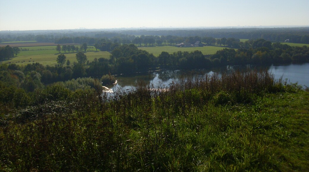 Blick vom Müllberg Hummelsbüttel nach Süden auf den Hummelsee und die Hummelsbütteler Feldmark (Landschaftsschutzgebiet "Hummelsbütteler Feldmark/Alstertal"), im Hintergrund Wohnwirtschaftsgebäude Glashütter Landstraße 182, denkmalgeschützt lt. LdK HH-Hummelsbüttel Nr. 26907.