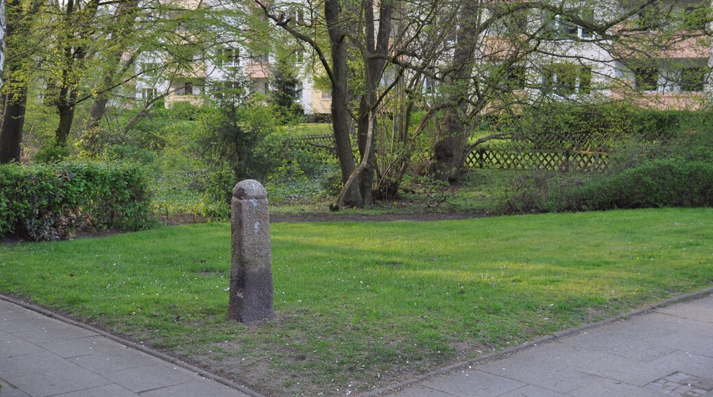 Grenzstein Nr. 3 des ehemals zur Herrschaft Pinneberg gehörenden Dorfes Hummelsbüttel an der heutigen Grenze der Hamburger Stadtteile Hummelsbüttel und Fuhlsbüttel Inschrift: HP / C7 / 1786 / No 3 (Herrschaft Pinneberg / Christian VII. / gesetzt 1786 / Grenzstein Nr. 3)