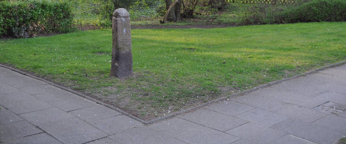 Grenzstein Nr. 3 des ehemals zur Herrschaft Pinneberg gehörenden Dorfes Hummelsbüttel an der heutigen Grenze der Hamburger Stadtteile Hummelsbüttel und Fuhlsbüttel Inschrift: HP / C7 / 1786 / No 3 (Herrschaft Pinneberg / Christian VII. / gesetzt 1786 / Grenzstein Nr. 3)