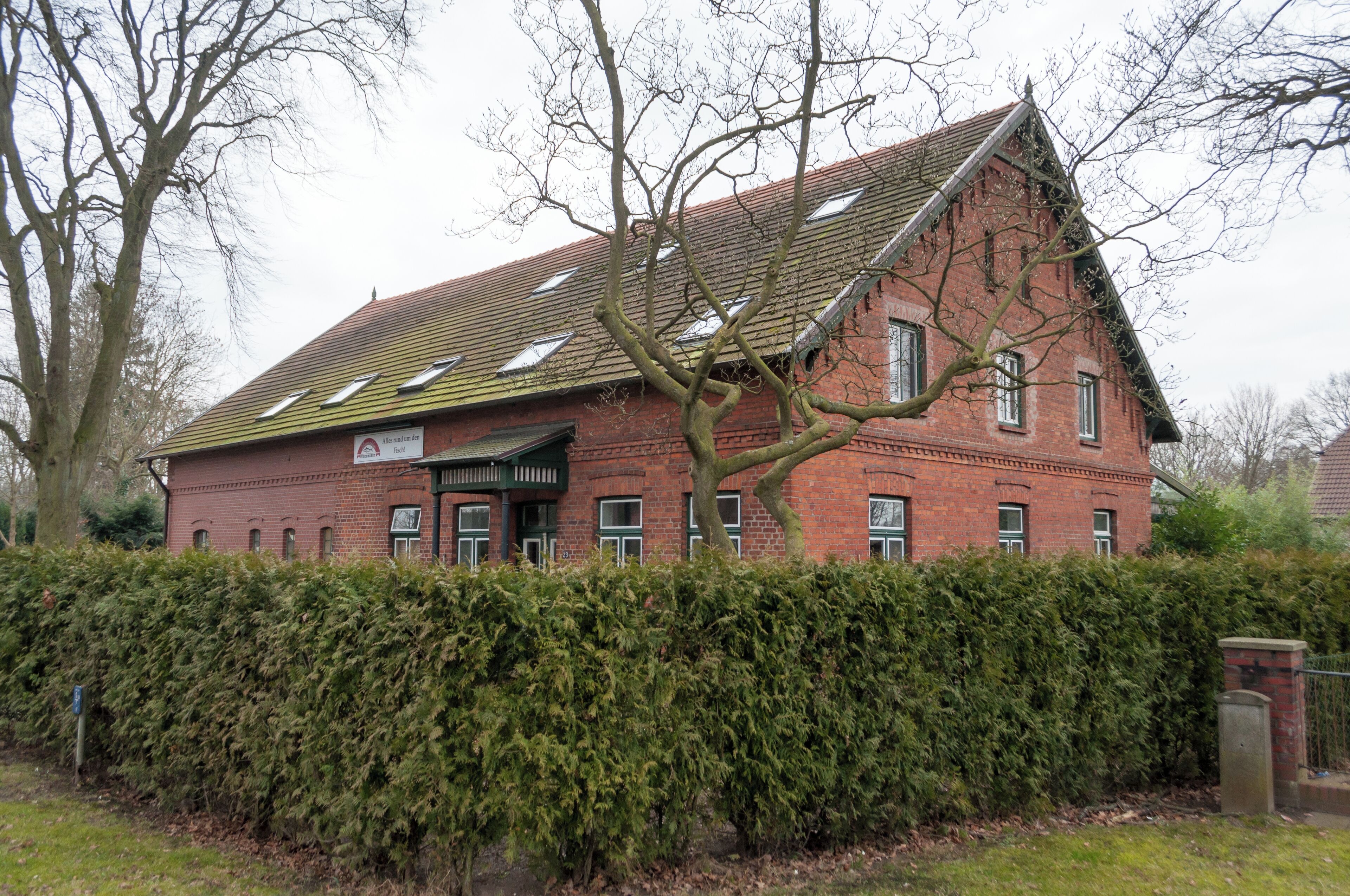 This is a photograph of an architectural monument. It is on the list of cultural monuments of Hamburg, no. 27010