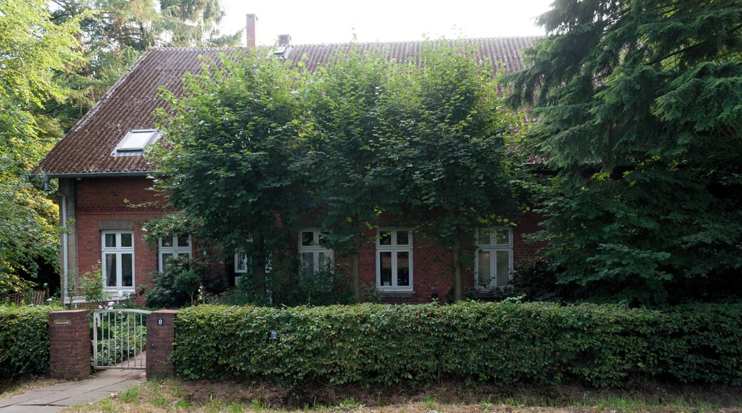 This is a photograph of an architectural monument. It is on the list of cultural monuments of Hamburg, no. 27007