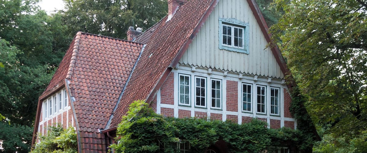 This is a photograph of an architectural monument. It is on the list of cultural monuments of Hamburg, no. 27013