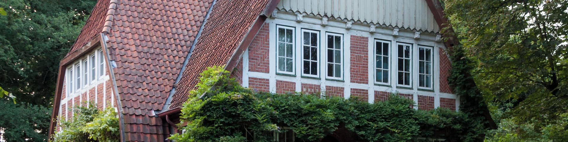 This is a photograph of an architectural monument. It is on the list of cultural monuments of Hamburg, no. 27013