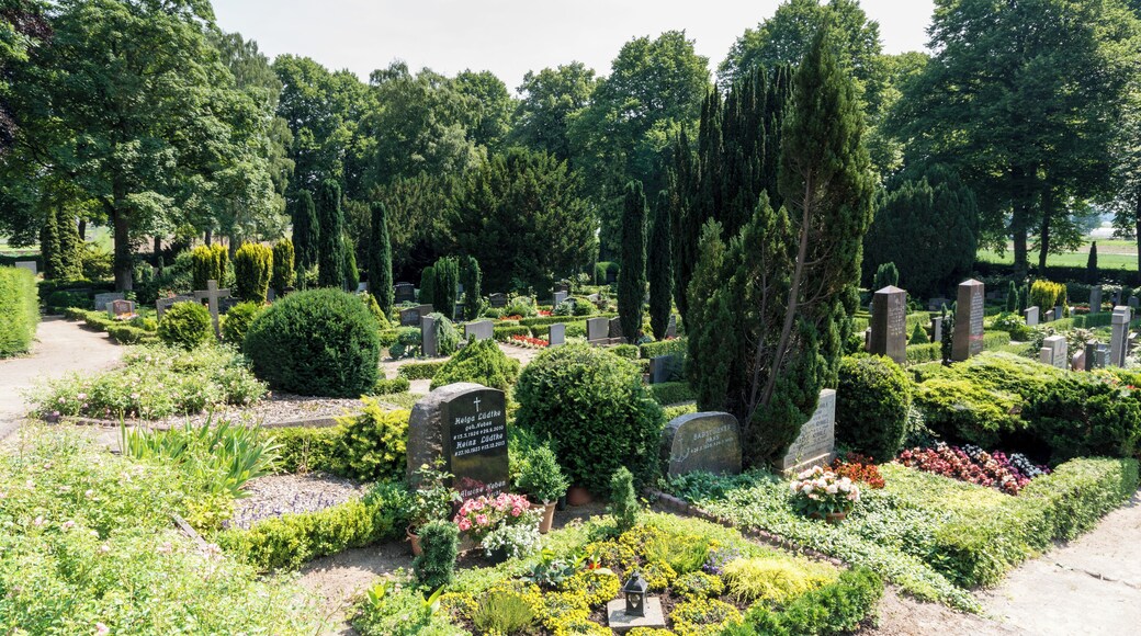 This is a photograph of an architectural monument. It is on the list of cultural monuments of Hamburg, no. 27654
