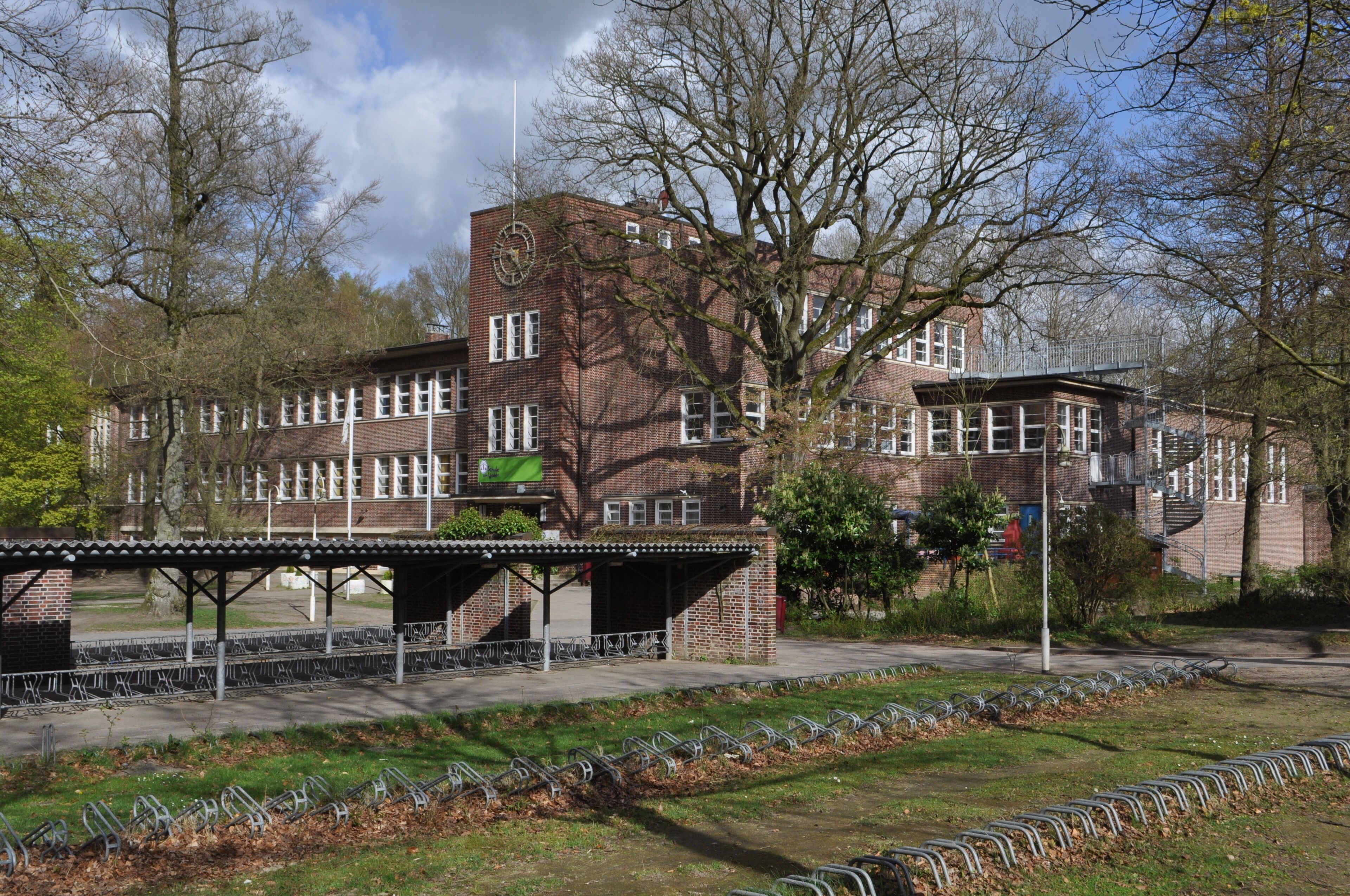 This is a photograph of an architectural monument. It is on the list of cultural monuments of Hamburg, no. 25444