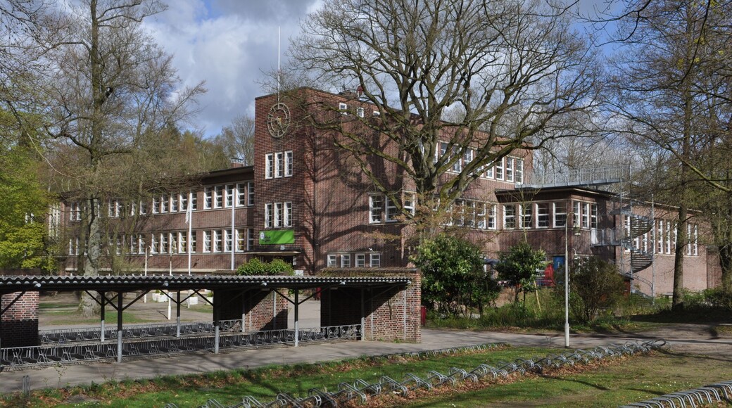 This is a photograph of an architectural monument. It is on the list of cultural monuments of Hamburg, no. 25444