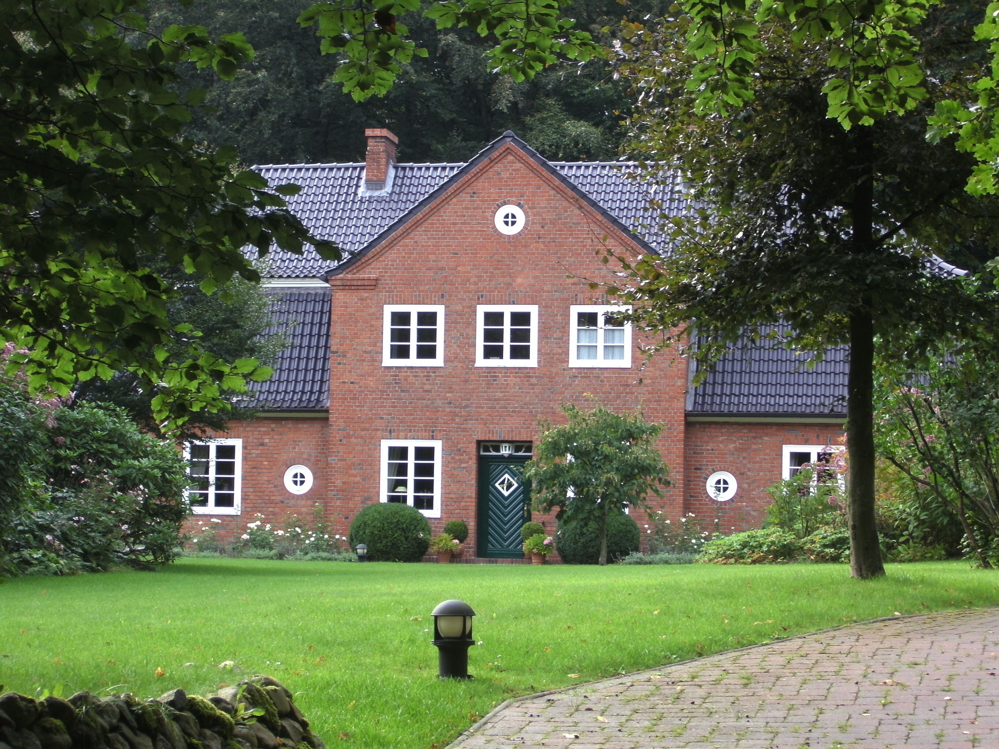 This is a photograph of an architectural monument. It is on the list of cultural monuments of Hamburg, no. 1433