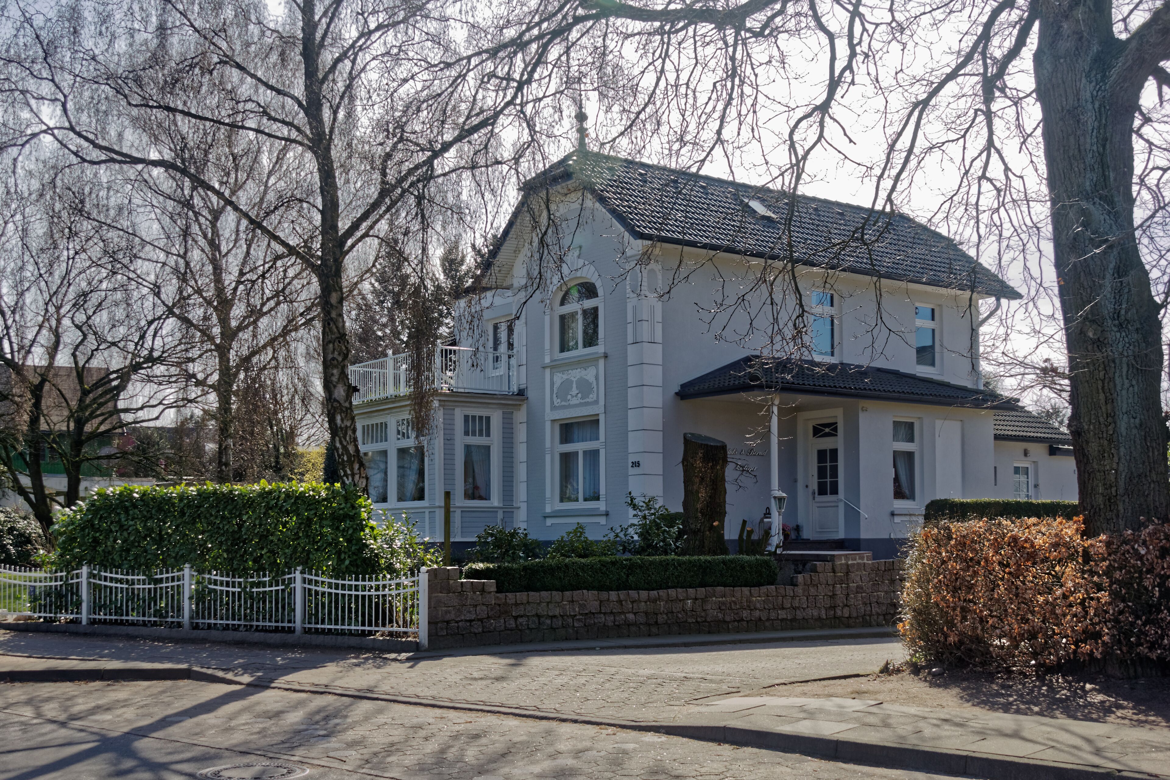 This is a photograph of an architectural monument. It is on the list of cultural monuments of Hamburg, no. 29039