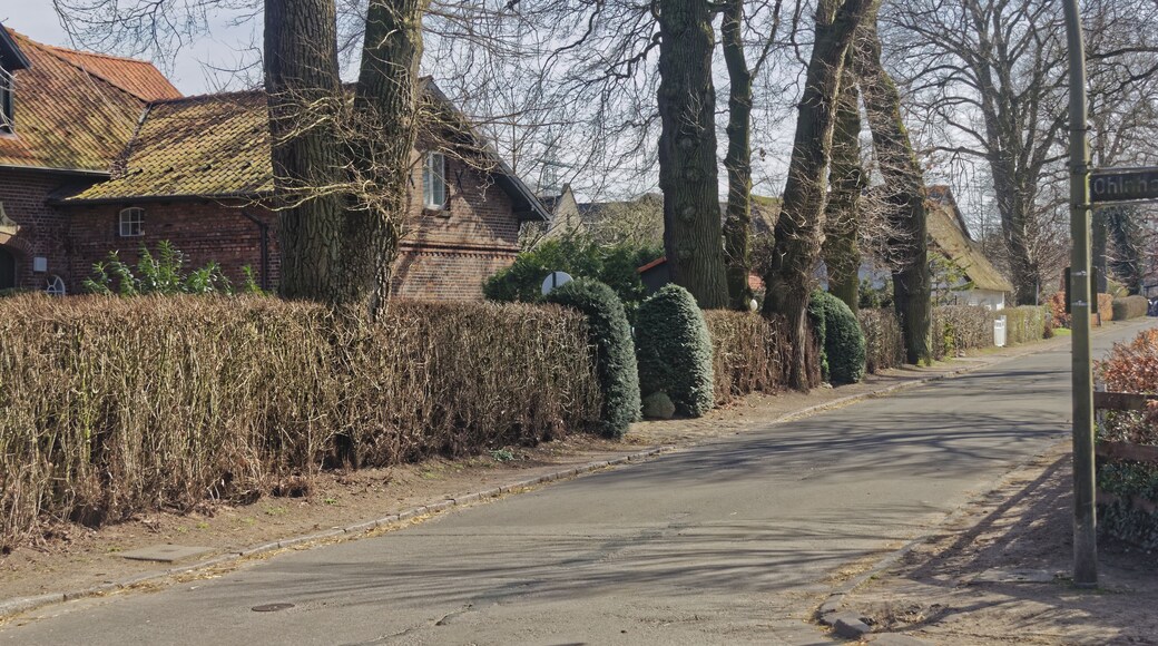 This is a photograph of an architectural monument. It is on the list of cultural monuments of Hamburg, no. 30472
