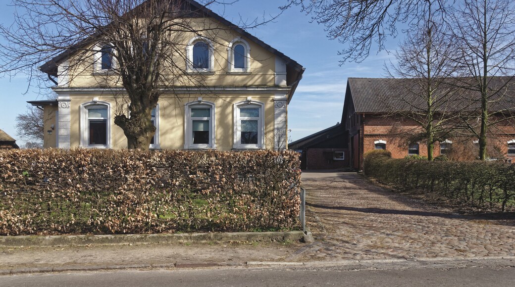 This is a photograph of an architectural monument. It is on the list of cultural monuments of Hamburg, no. 17423