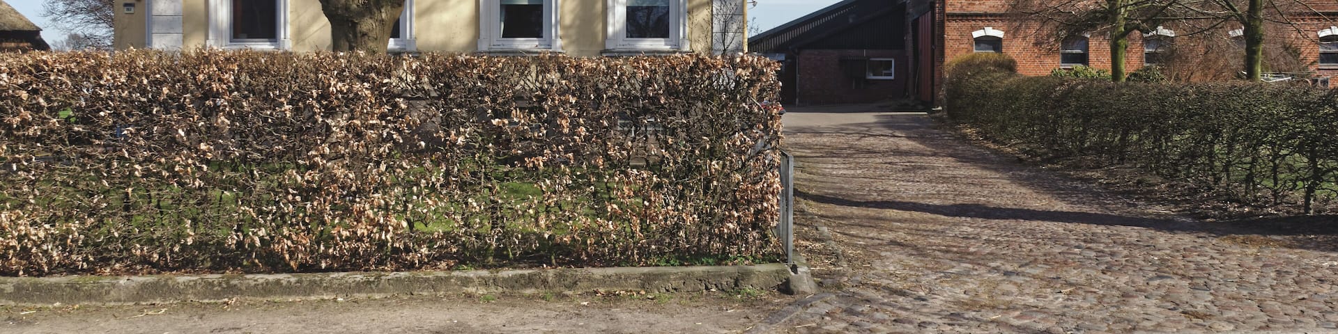 This is a photograph of an architectural monument. It is on the list of cultural monuments of Hamburg, no. 17423