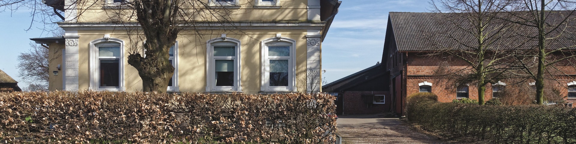 This is a photograph of an architectural monument. It is on the list of cultural monuments of Hamburg, no. 17423