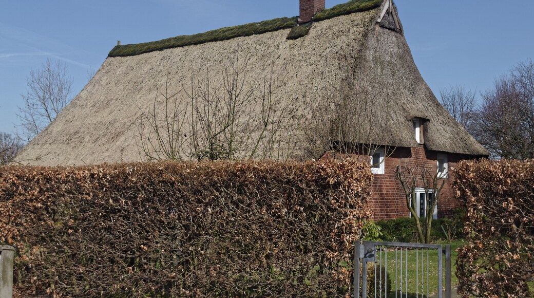This is a photograph of an architectural monument. It is on the list of cultural monuments of Hamburg, no. 17422