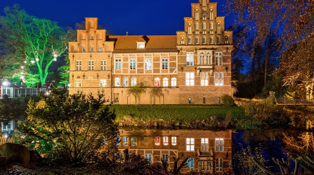 Schloss Bergedorf Stadt seitig am Abend und entzerrt