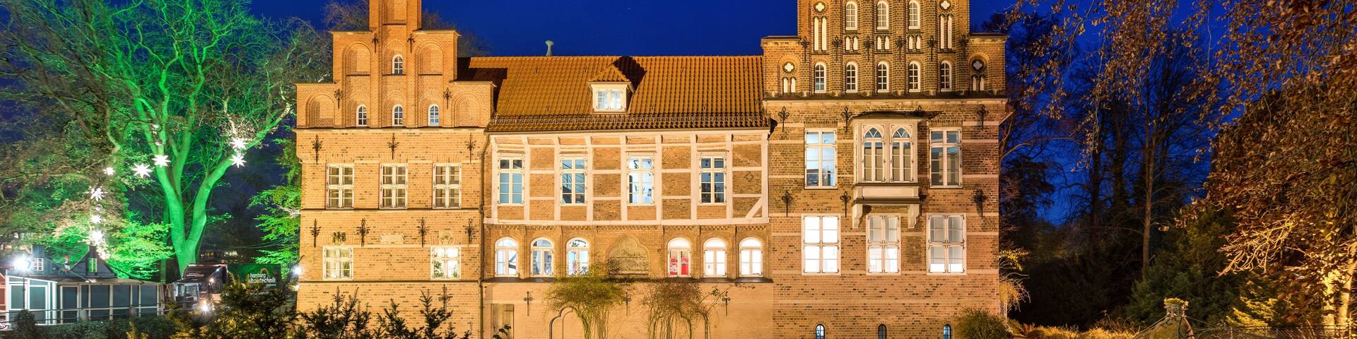 Schloss Bergedorf Stadt seitig am Abend und entzerrt