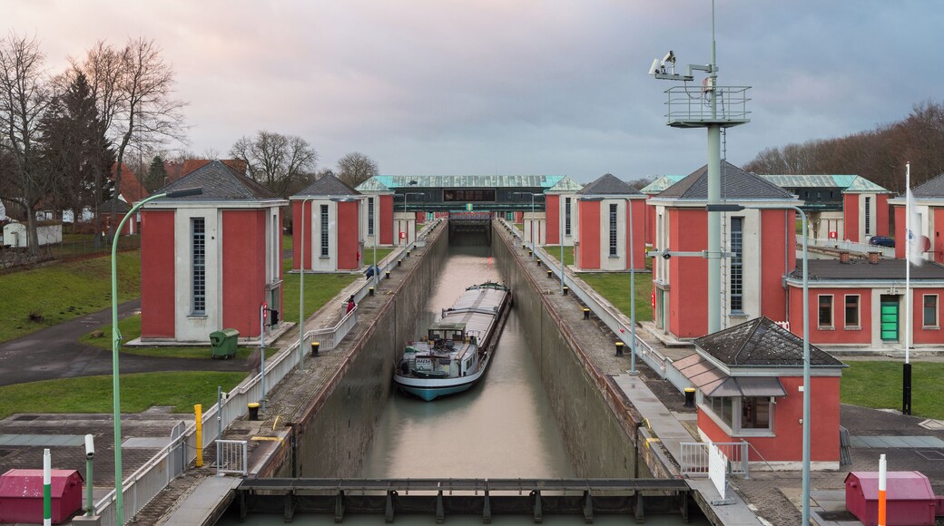 Lock "Hindenburgschleuse" located at Anderten district of Hannover, Germany. View of the western chamber during locking. The image was taken from Lehrter Strasse / B65.