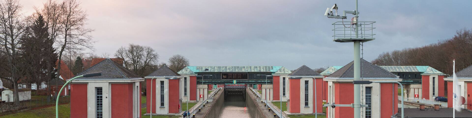 Lock "Hindenburgschleuse" located at Anderten district of Hannover, Germany. View of the western chamber during locking. The image was taken from Lehrter Strasse / B65.