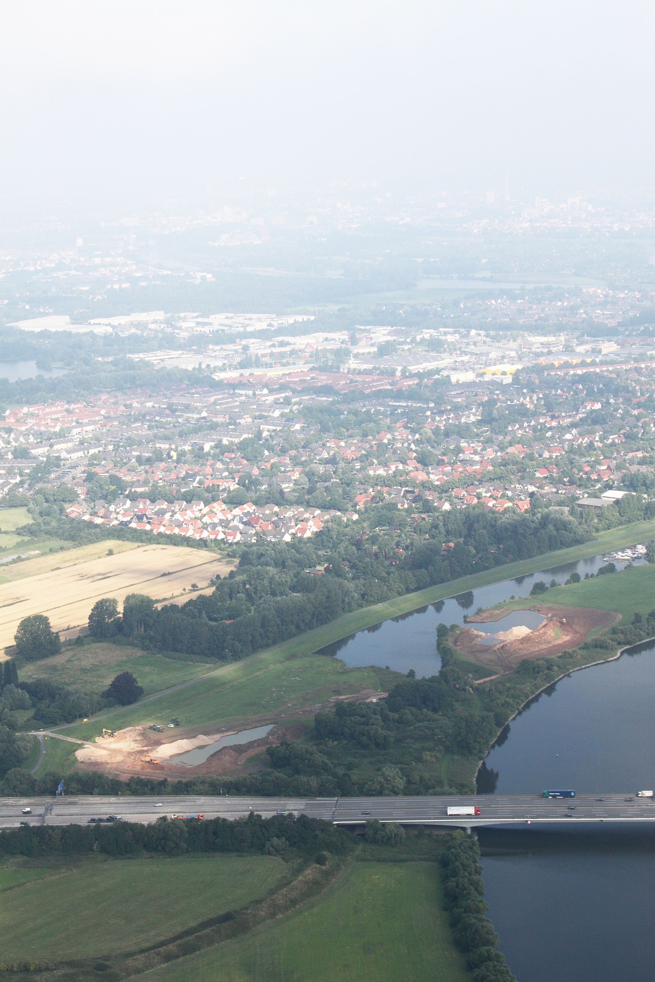 Luftaufnahme; entlang der A1 (auf der Südseite) von der Autobahnabfahrt Arsten bis zum Bremer Kreuz; Blickrichtung nach Norden
