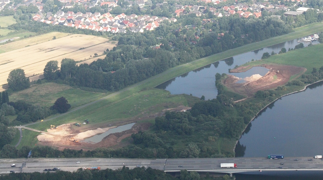 Luftaufnahme; entlang der A1 (auf der Südseite) von der Autobahnabfahrt Arsten bis zum Bremer Kreuz; Blickrichtung nach Norden