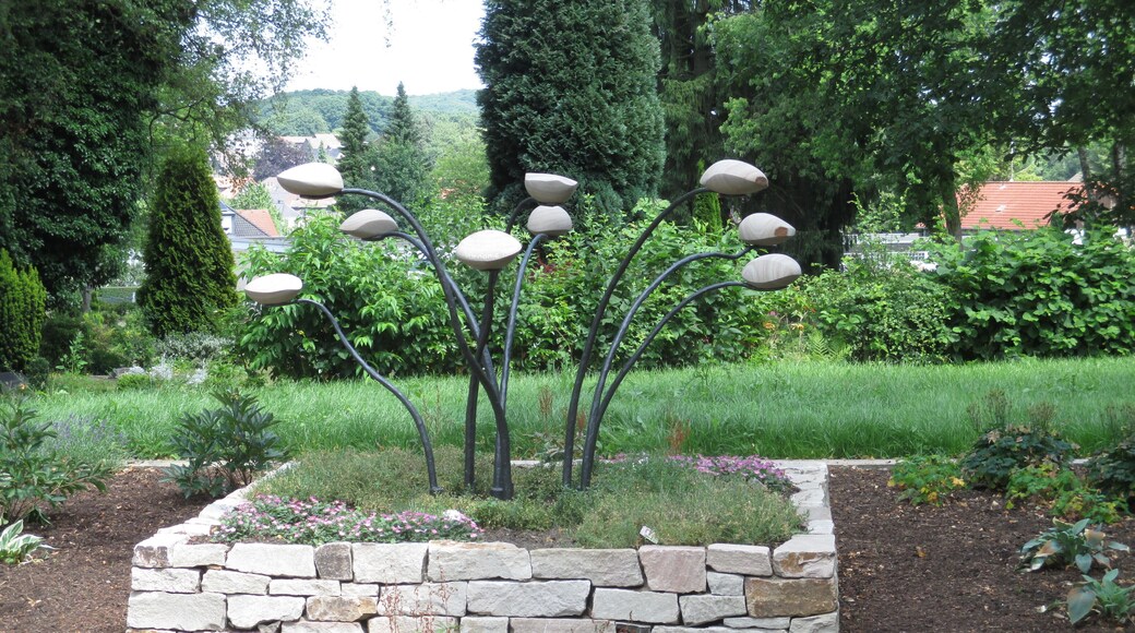 Grabgestaltung "Steinod" (2017) von Steinmetz Henner Gräf. Auf den Steinen sind die Namen der Verstorbenen eingraviert, die in dieser ökologischen Grabanlage bestattet wurden.