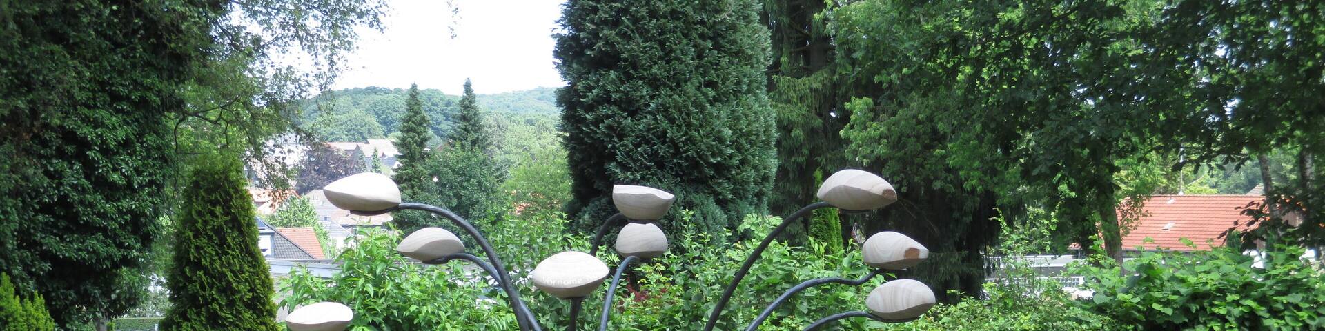 Grabgestaltung "Steinod" (2017) von Steinmetz Henner GrÀf. Auf den Steinen sind die Namen der Verstorbenen eingraviert, die in dieser ökologischen Grabanlage bestattet wurden.